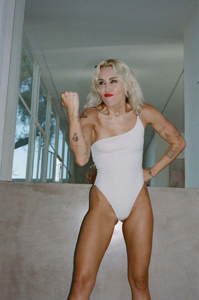 Майли Сайрус раздетая на фото