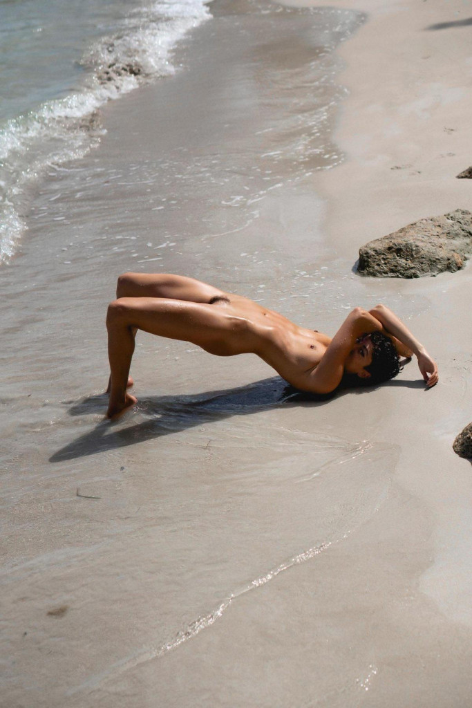 Голые девушки на пляже