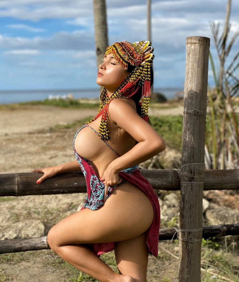 Красивые, полуобнаженные девушки