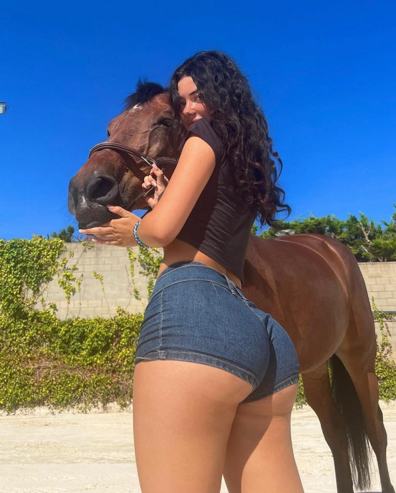 Девушка в обтягивающих шортах