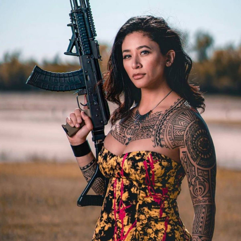 Девушка с оружием