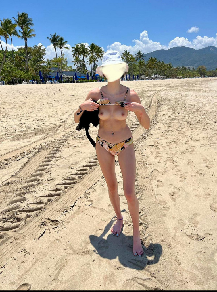 Голые девушки на пляже