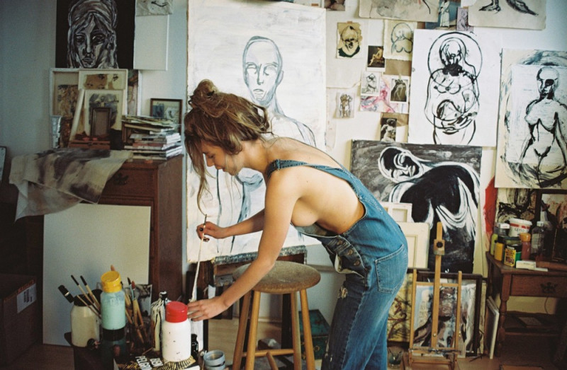 Красивые, полуобнаженные девушки