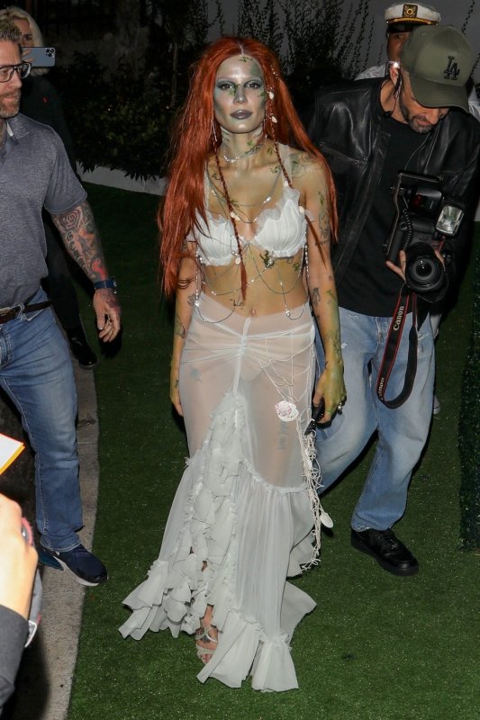 Звезды Голливуда в сексуальных нарядах на Хэллоуин