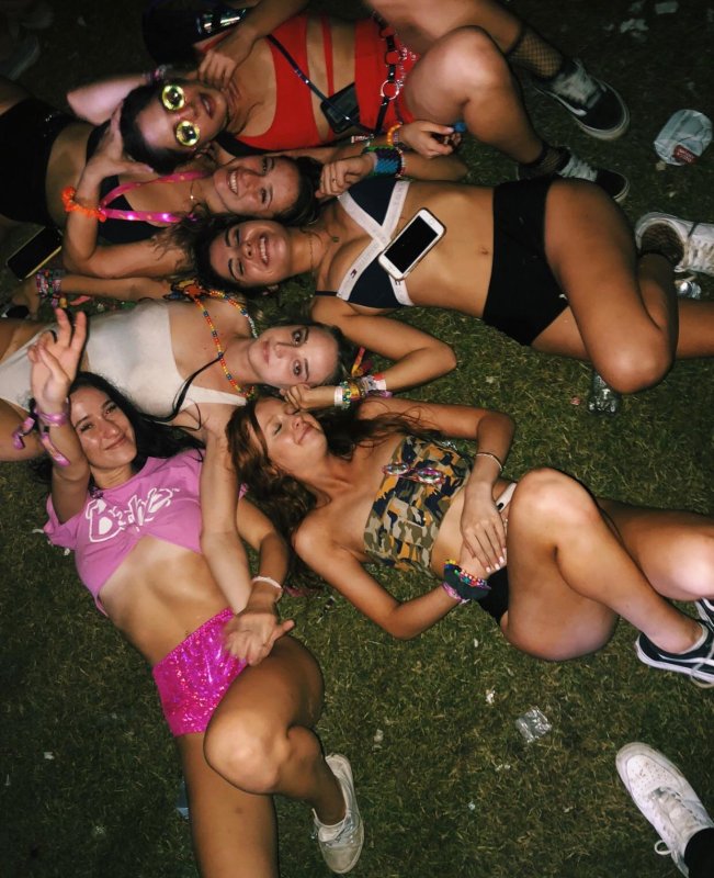 Студентки на откровенных фото