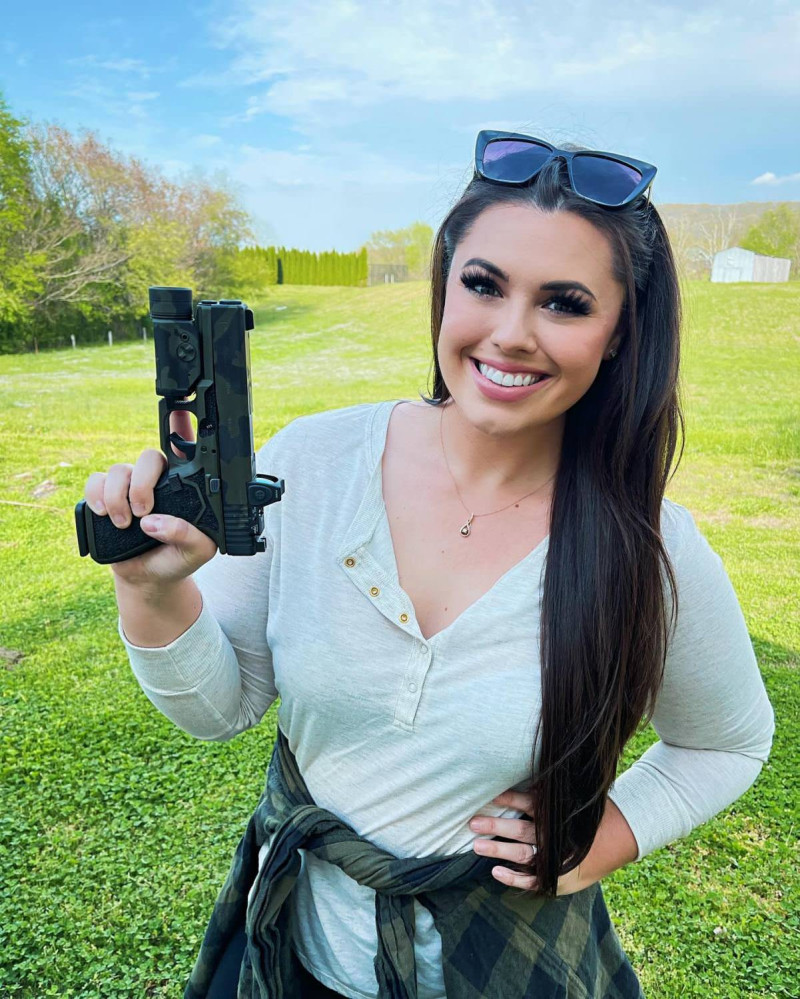 Девушка с оружием