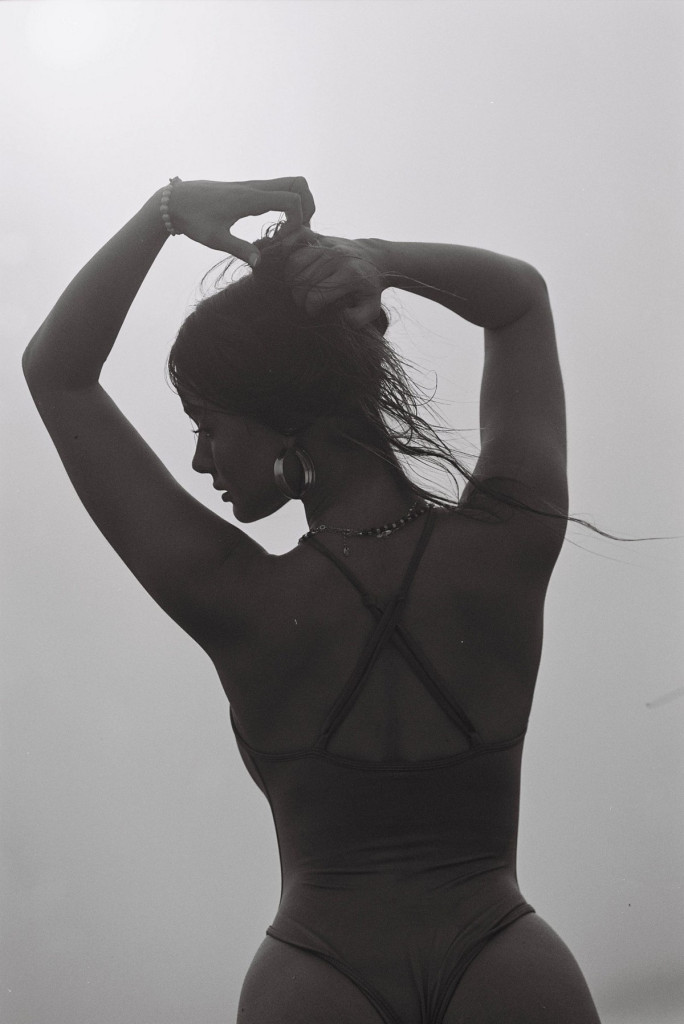 Элла Черветто на горячих фотографиях