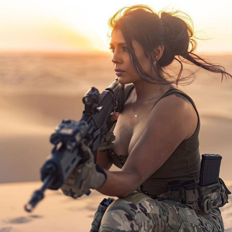 Девушка с оружием