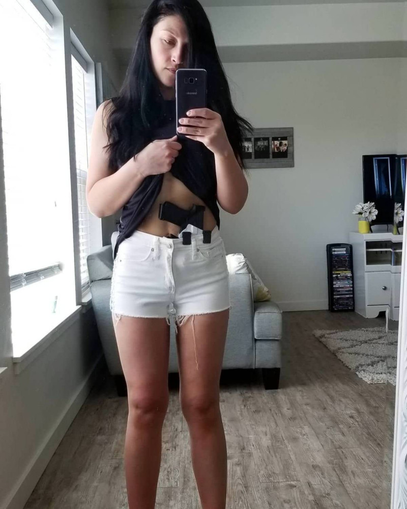 Девушка с оружием