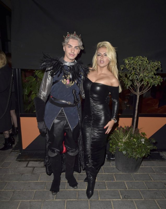 Звезды Голливуда в сексуальных нарядах на Хэллоуин