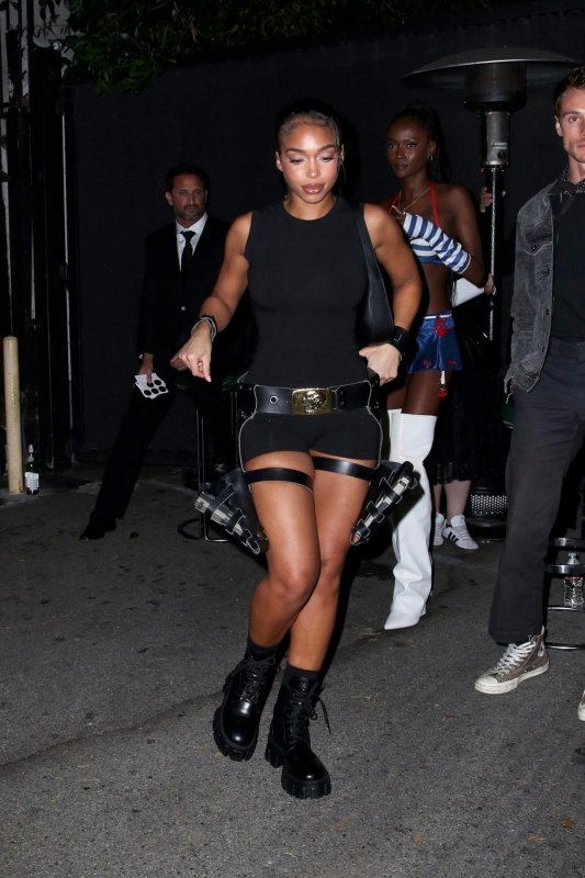 Звезды Голливуда в сексуальных нарядах на Хэллоуин