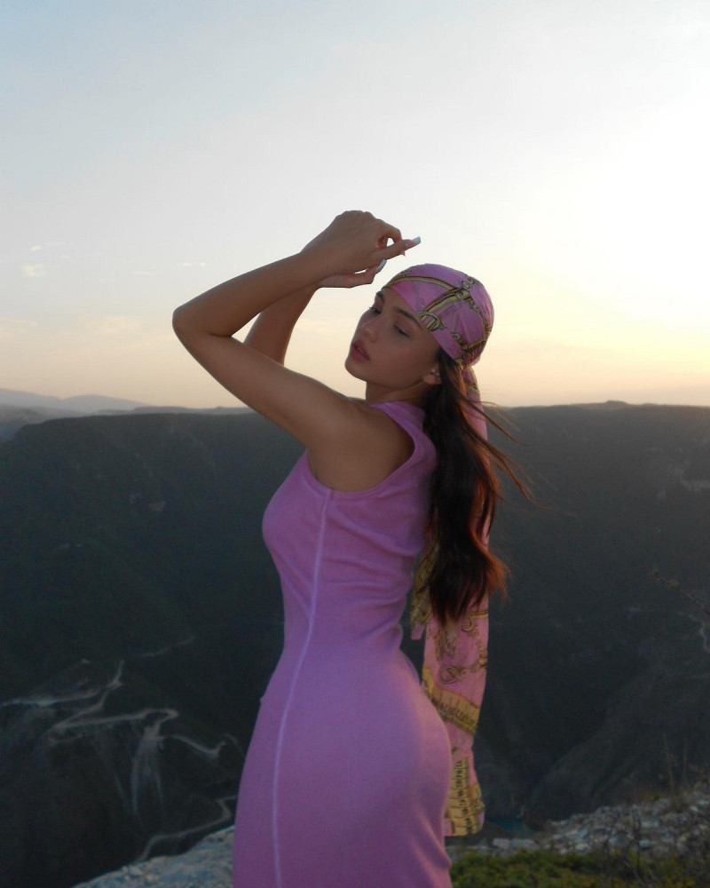 Валя Карнавал на откровенных снимках