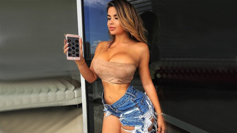 Девушка в обтягивающих шортах