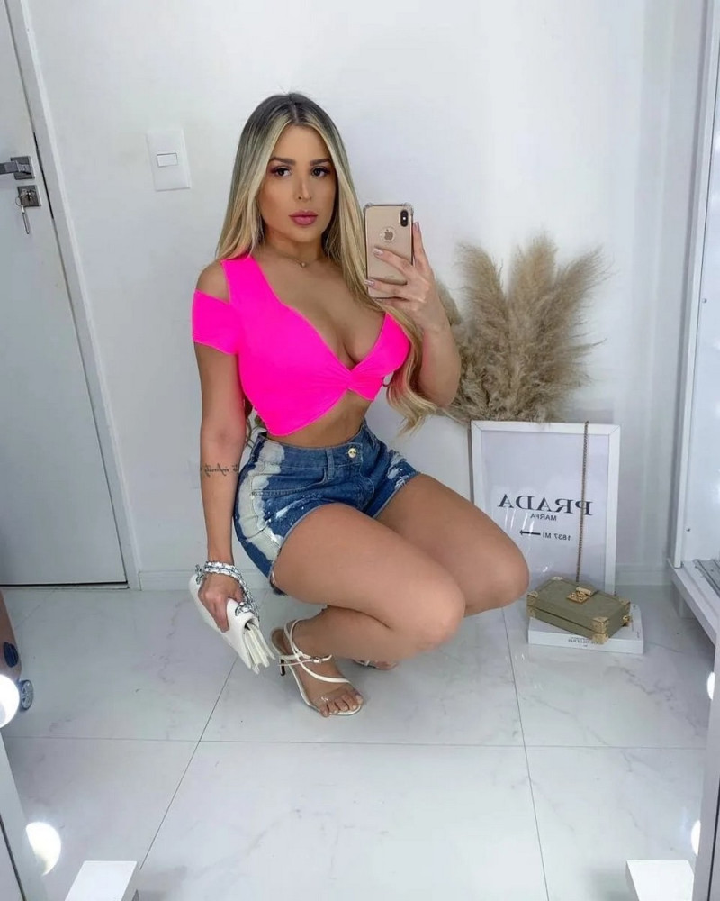 Девушка в обтягивающих шортах