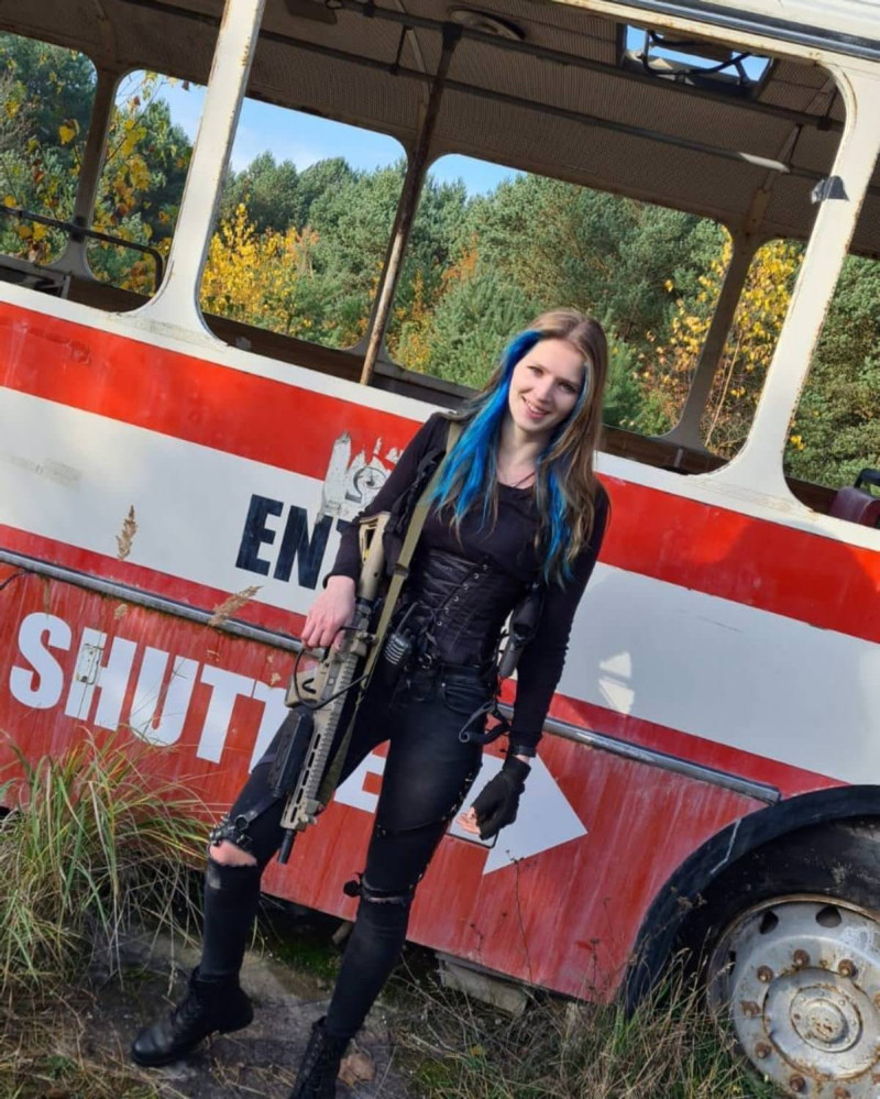 Девушка с оружием