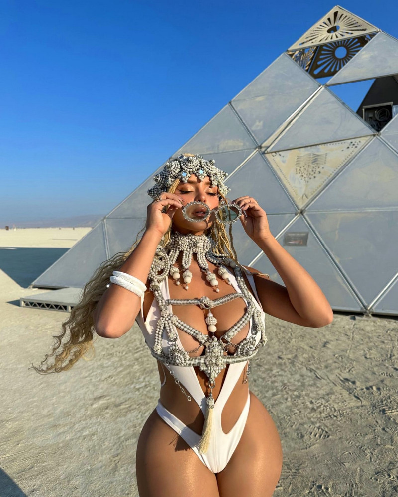 Деми Роуз голая на фотографиях