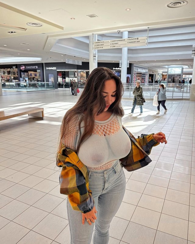 Луиза Ховански на откровенных фотографиях