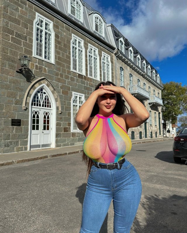 Луиза Ховански на откровенных фотографиях