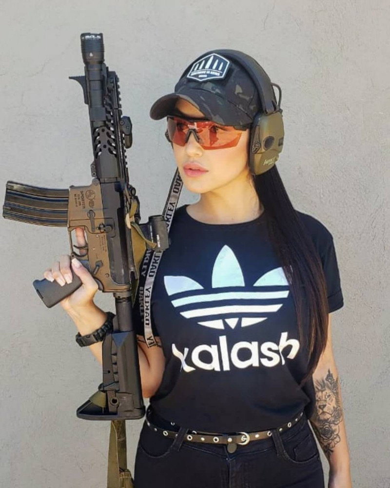 Девушка с оружием