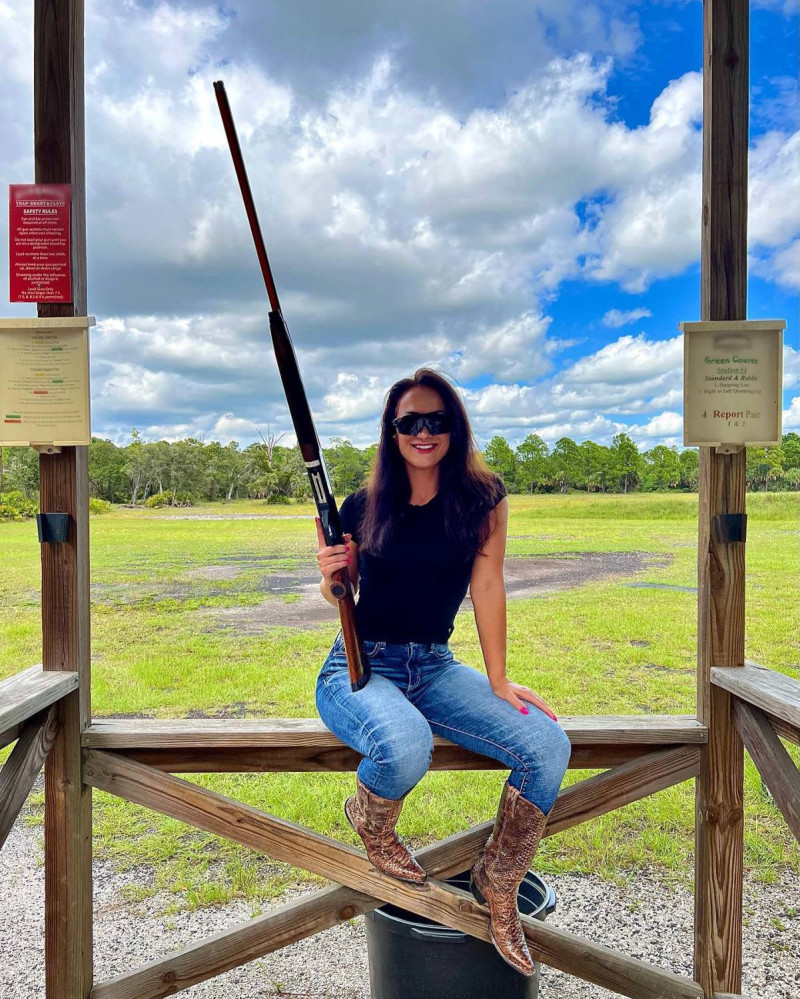 Девушка с оружием