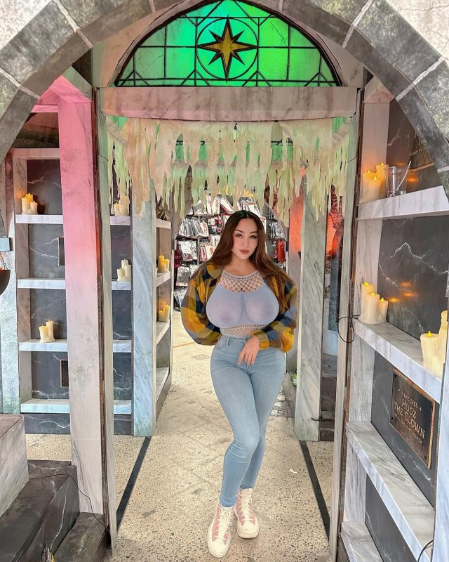 Луиза Ховански на откровенных фотографиях