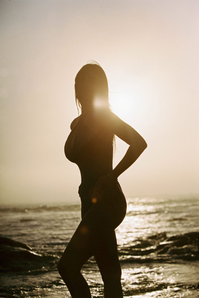 Элла Черветто на горячих фотографиях