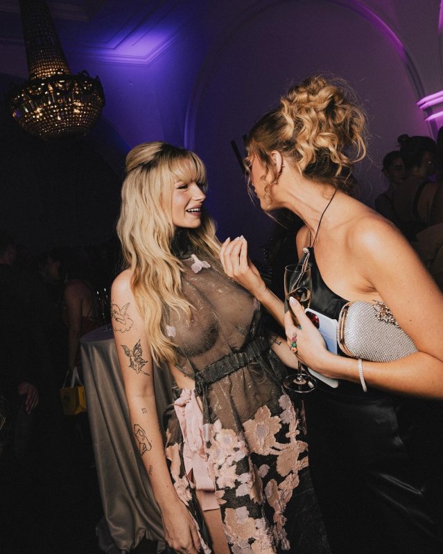 Лотти Мосс в просвечивающем платье засветила грудь