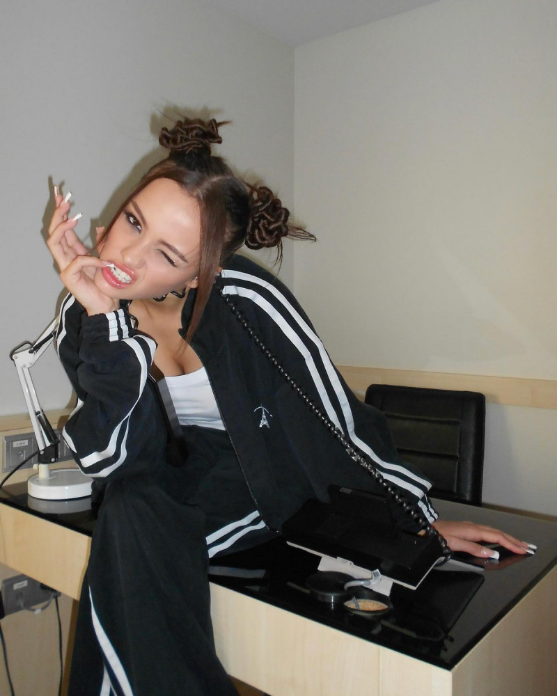 Валя Карнавал на откровенных снимках