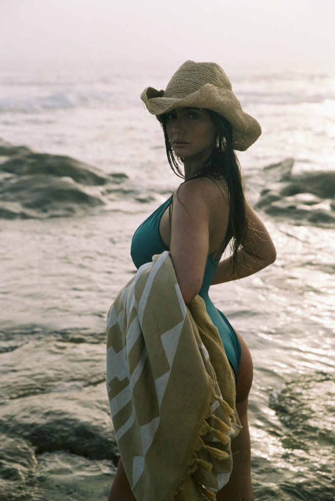 Элла Черветто на горячих фотографиях