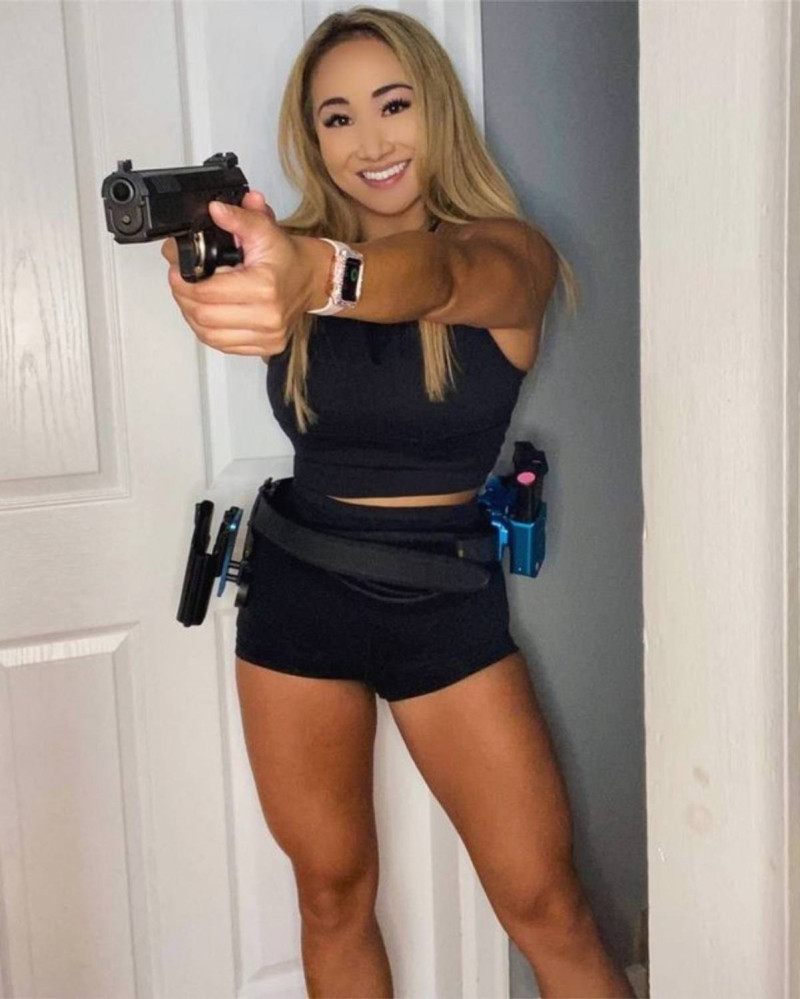 Девушка с оружием