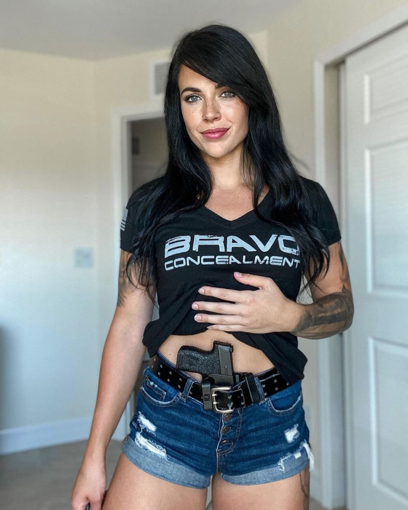 Девушка с оружием