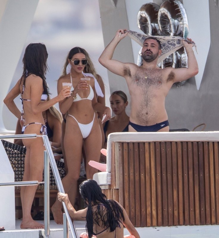 Оливия Калпо на яхте в бикини