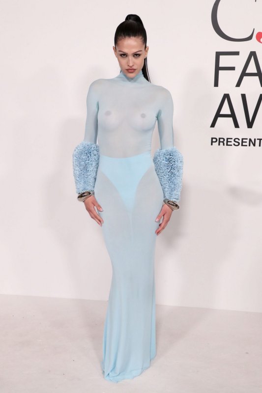 Амелия Хэмлин засветила грудь