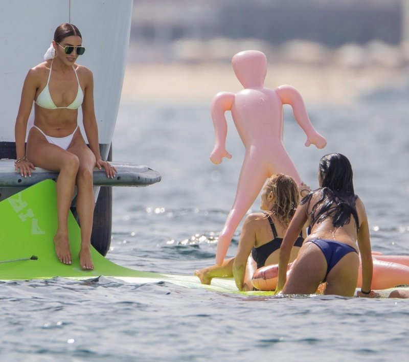 Оливия Калпо на яхте в бикини