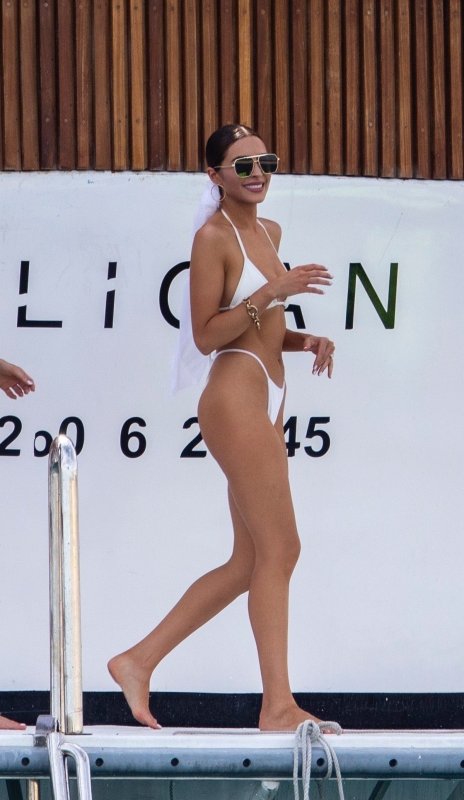 Оливия Калпо на яхте в бикини