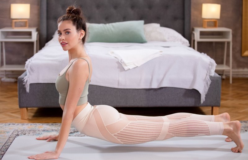 Голая девушка занимается йогой