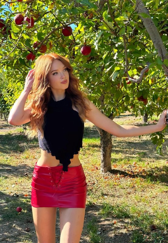 Рыжеволосая девушка на откровенных фото