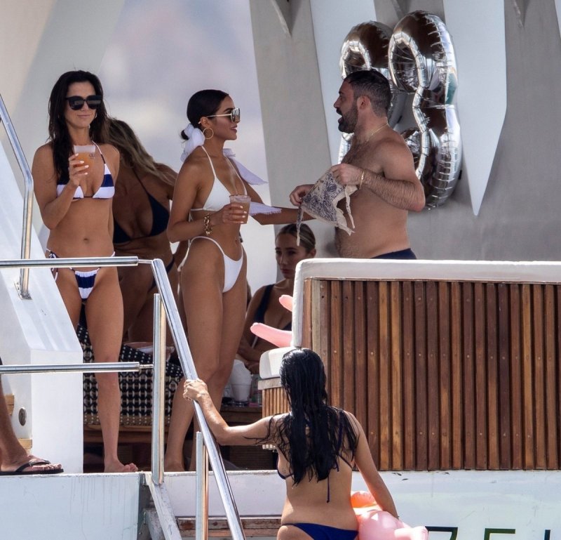 Оливия Калпо на яхте в бикини