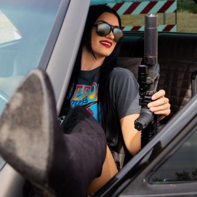 Огнестрельное оружие и сексуальные девушки