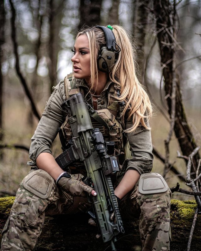 Кайндли Майерс на откровенных фото