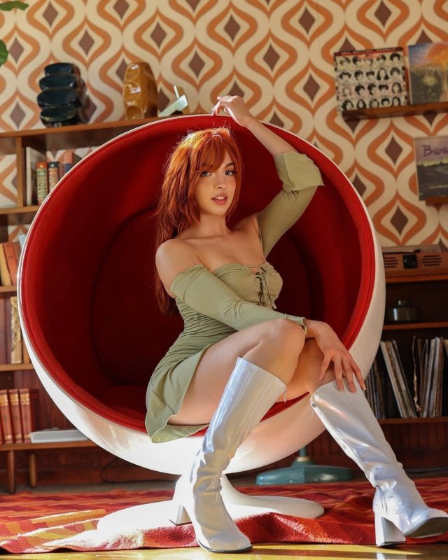 Рыжеволосая девушка на откровенных фото