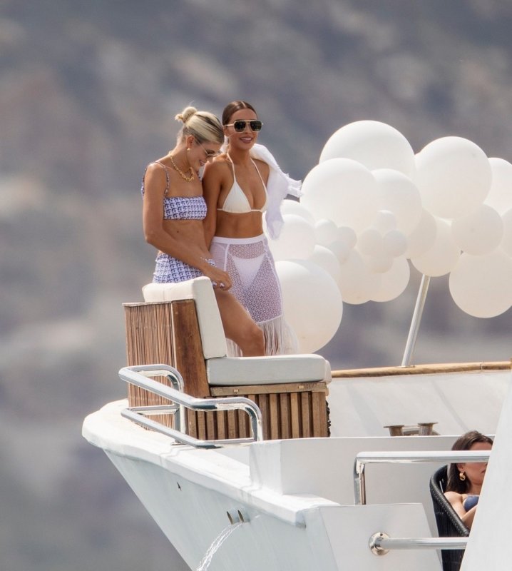 Оливия Калпо на яхте в бикини