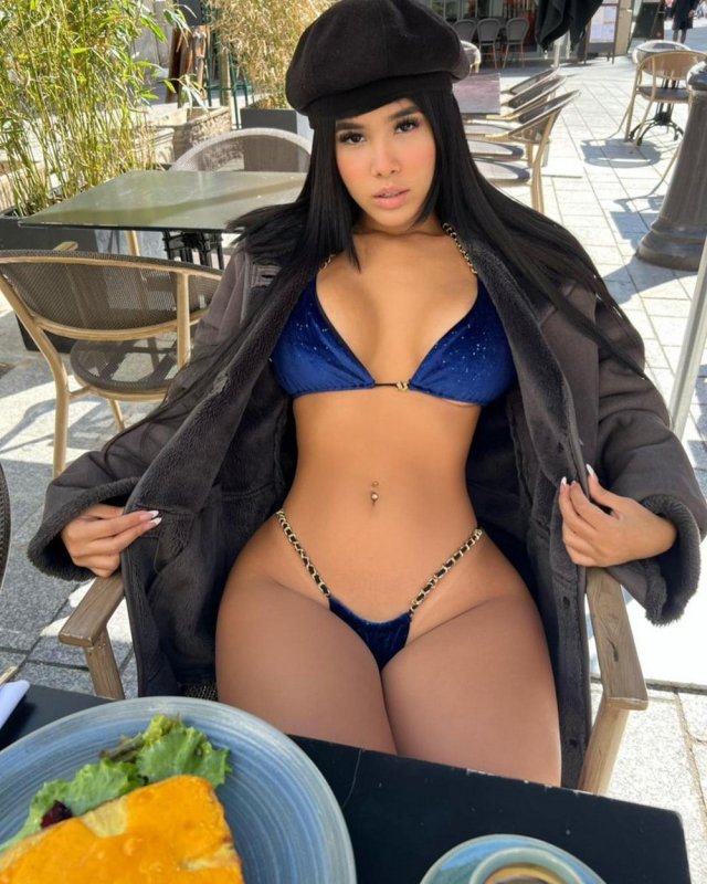 Молодые девушки с тонкой талией