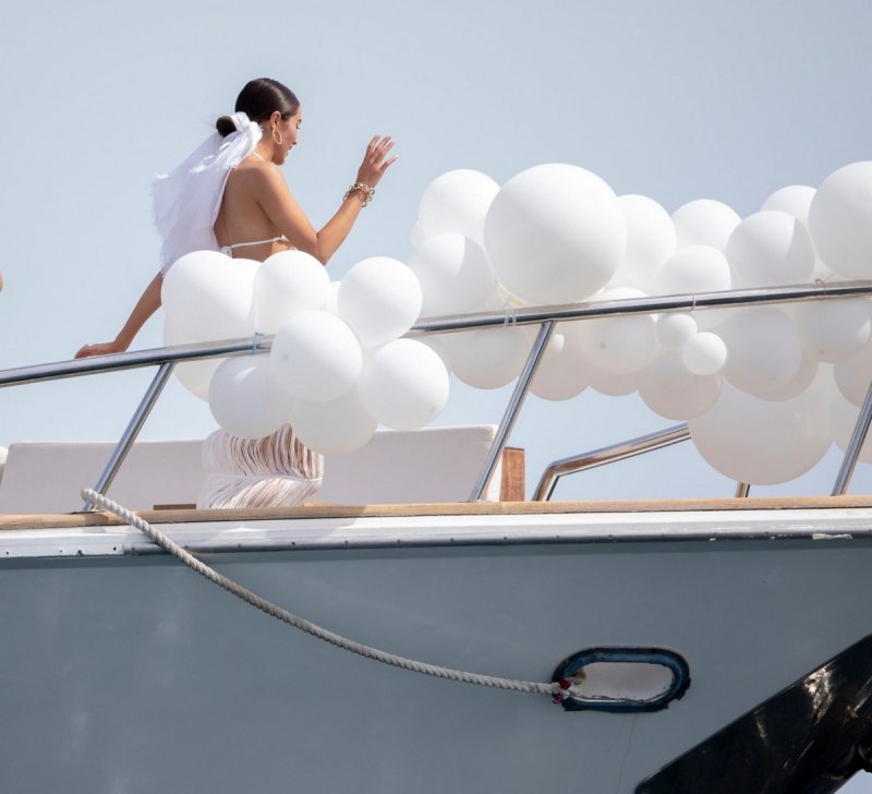 Оливия Калпо на яхте в бикини