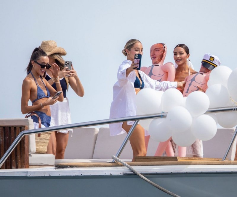 Оливия Калпо на яхте в бикини