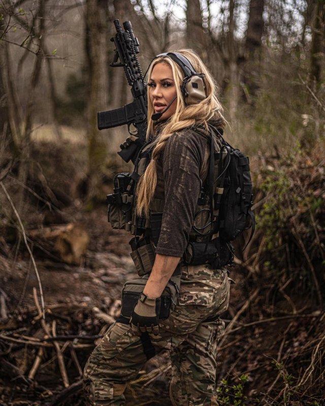 Кайндли Майерс на откровенных фото