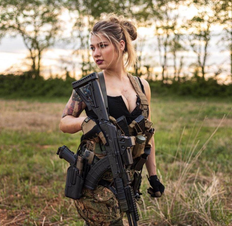 Огнестрельное оружие и сексуальные девушки