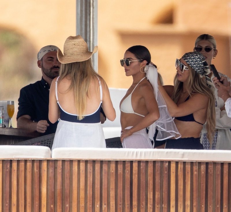 Оливия Калпо на яхте в бикини