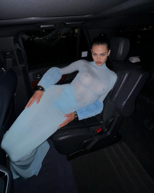 Амелия Хэмлин засветила грудь