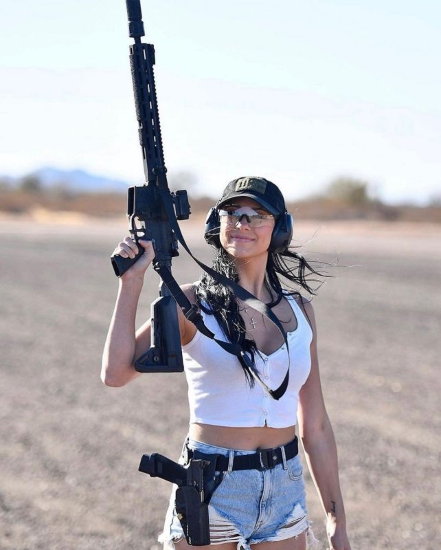 Огнестрельное оружие и сексуальные девушки